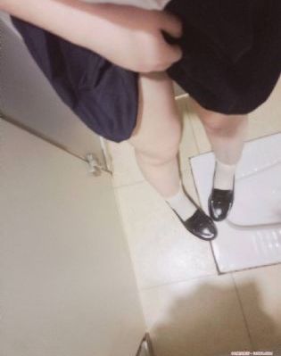 不断的挺腰撞击着她_日韩在线观看